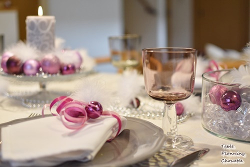 ピンク、紫、グレーのクリスマステーブル