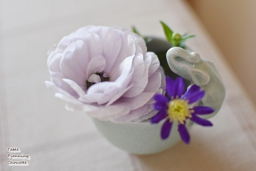 紫のお花をタイセラドンのカップに