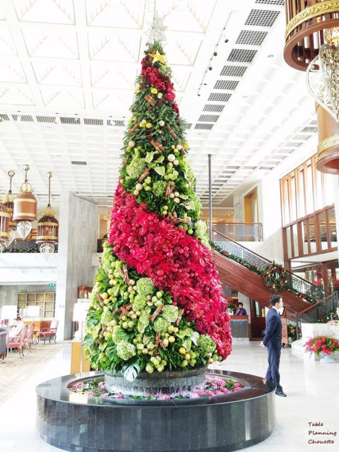 オリエンタルホテルロビーには大きなクリスマスツリー